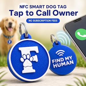 Pode incluir: Duas placas NFC redondas e azuis para cães com detalhes em branco. Uma placa apresenta uma letra F grande em branco com uma pata, e a outra exibe um símbolo de Wi-Fi e o texto FIND MY HUMAN. Incluem argolas metálicas para fixação.