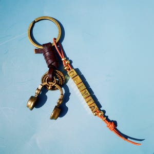 Personalised Headphone Keyring with Custom Name - Brass Retro Music Keychain Gift for Musicians, DJs & Music Lovers