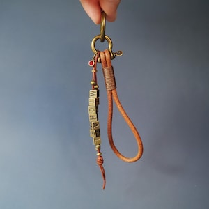 Llavero de cuero personalizado con cuentas y nombre: un regalo personalizado para él, para ella o para ti. Hecho a mano en el Reino Unido.