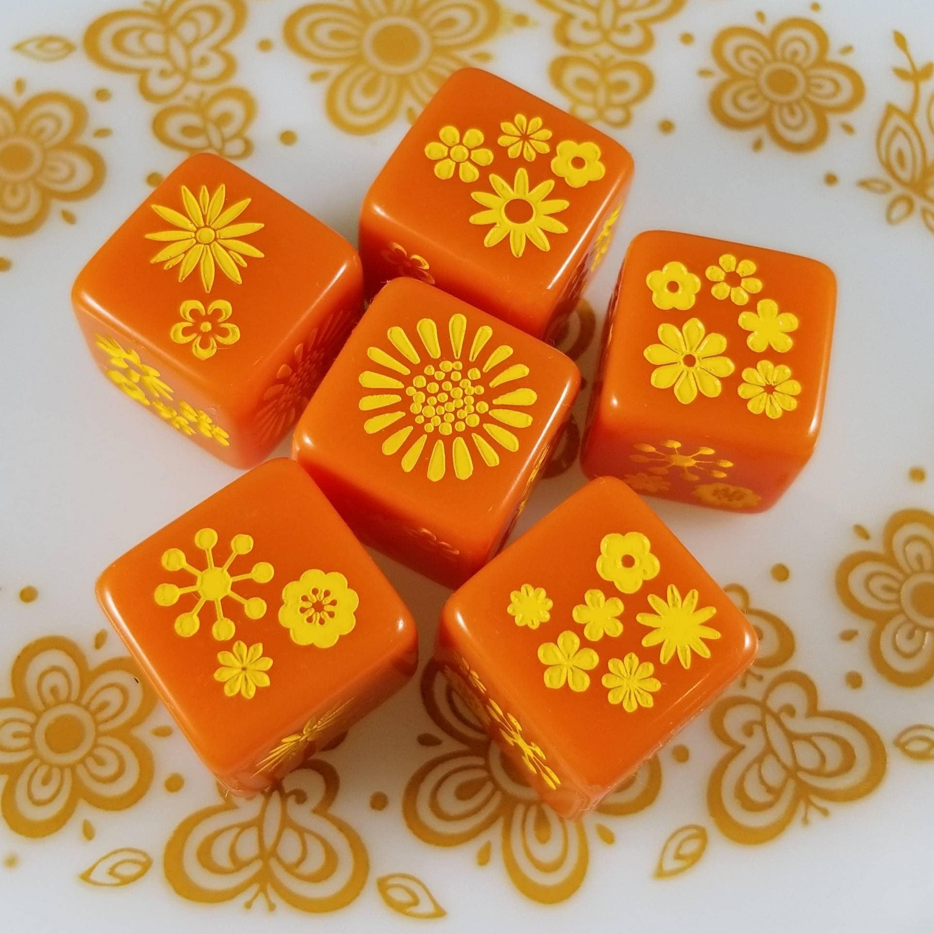 Vintage Dice / Set of 2 / D6 -  70&#39;s, hippy, flowers