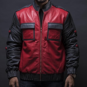 Puede incluir: Chaqueta bomber de cuero rojo y negro con cremallera, dos bolsillos delanteros y puños acanalados. La chaqueta tiene mangas y detalles en negro, con rojo en el pecho y la espalda. Estilo bomber clásico.