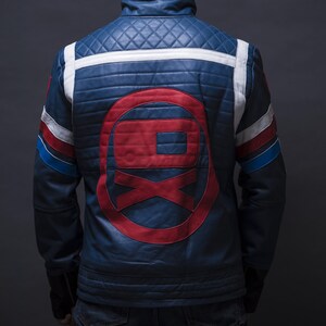 Puede incluir: Chaqueta de cuero azul con un dise&ntilde;o acolchado y rayas blancas en los hombros. La parte trasera presenta un gran dise&ntilde;o gr&aacute;fico rojo y azul. Rayas rojas, blancas y azules en las mangas.