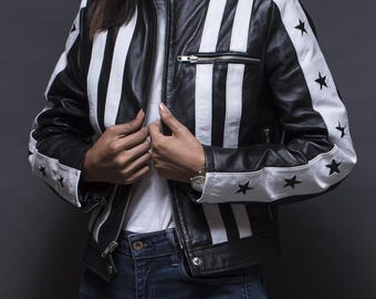 Kurtka motocyklowa ze skóry w paski w stylu vintage: skórzany płaszcz motocyklowy z rękawami w gwiazdki