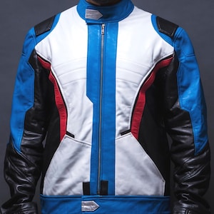 以下が含まれることがあります： 印象的なカラーブロックデザインのレザージャケット。白、黒、青、赤のパネルを組み合わせたデザイン。スタンドカラー、フルレングスのジッパー、青いウエストバンドが特徴。袖は黒革です。