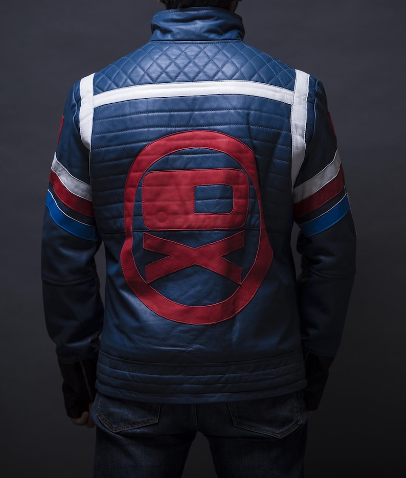 Puede incluir: Chaqueta de cuero azul con un dise&ntilde;o acolchado y rayas blancas en los hombros. La parte trasera presenta un gran dise&ntilde;o gr&aacute;fico rojo y azul. Rayas rojas, blancas y azules en las mangas.