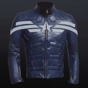 Op de afbeelding: Een marineblauwe leren jas met een starembleem en witte strepen over de borst. De jas heeft een opstaande kraag, een ritssluiting aan de voorkant en gewatteerde details. Dit is een cosplay-item.
