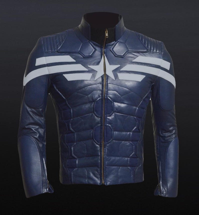 Op de afbeelding: Een marineblauwe leren jas met een starembleem en witte strepen over de borst. De jas heeft een opstaande kraag, een ritssluiting aan de voorkant en gewatteerde details. Dit is een cosplay-item.