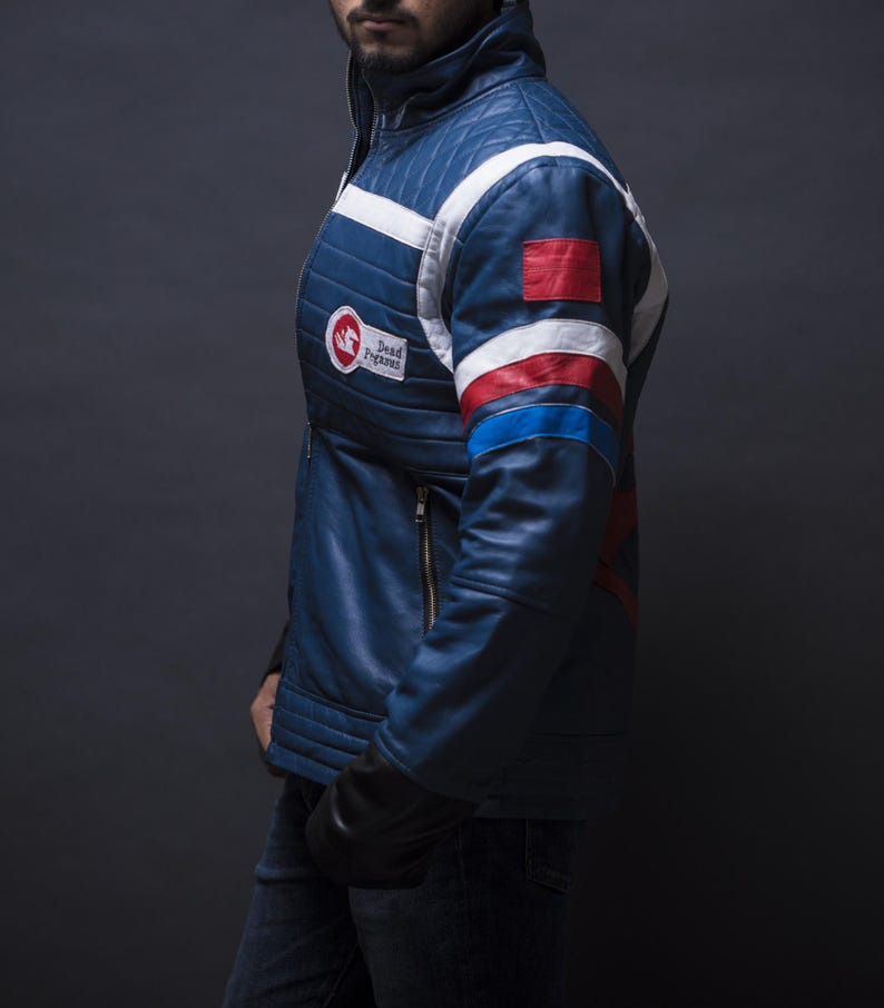 Puede incluir: Chaqueta de cuero azul con detalles en blanco, rojo y azul. La chaqueta presenta un dise&ntilde;o acolchado en los hombros y un parche "Dead Pegasus". Tiene cierre de cremallera y guantes negros.
