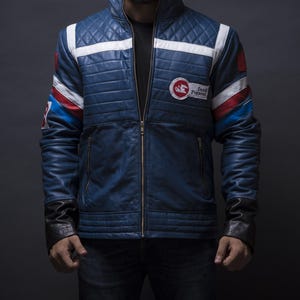 Puede incluir: Chaqueta de cuero azul con dise&ntilde;o acolchado en hombros y pecho superior. Presenta rayas blancas, detalles rojos y azules en las mangas y un parche "Dead Pegasus". La chaqueta tiene cremallera frontal y pu&ntilde;os negros.