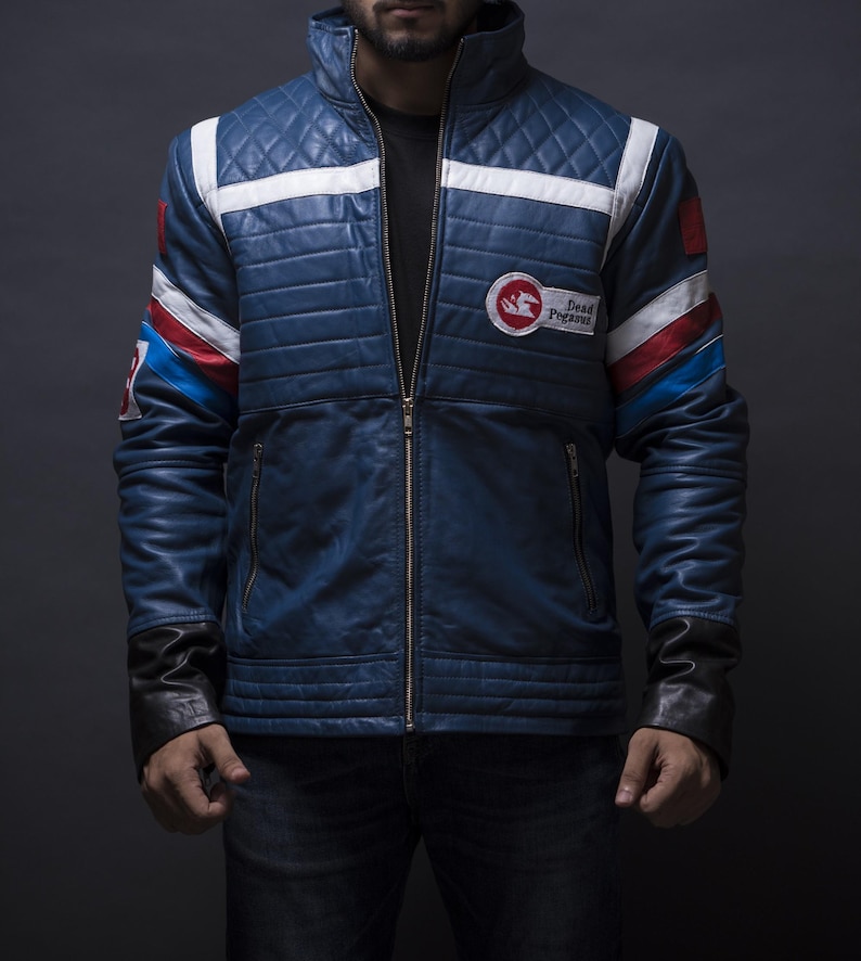 Puede incluir: Chaqueta de cuero azul con dise&ntilde;o acolchado en hombros y pecho superior. Presenta rayas blancas, detalles rojos y azules en las mangas y un parche "Dead Pegasus". La chaqueta tiene cremallera frontal y pu&ntilde;os negros.