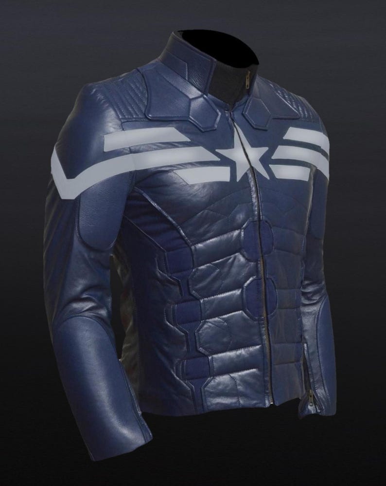 Op de afbeelding: Marineblau lederen jas met een starembleem en witte strepen over de borst en schouders. De jas heeft een opstaande kraag, een lange ritssluiting en gewatteerde details. Dit is een cosplay-artikel.
