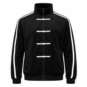 Puede incluir: Chaqueta deportiva negra con rayas blancas en las mangas y cuello mao. La chaqueta tiene una cremallera completa y cuatro cierres blancos de rana. Una prenda de abrigo elegante y cómoda.