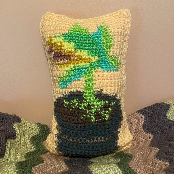 Audrey II-inspired Mini Throw