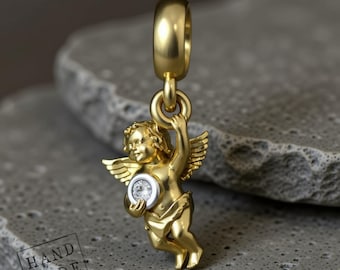 Amor Anhänger Halskette: Romantisches Vergoldetes Design - Diamant Akzent