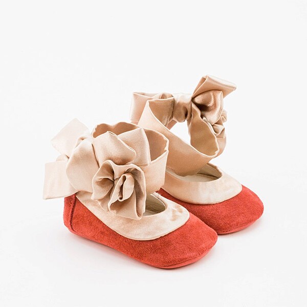 Baby shoes in coral pink suede and silk trim