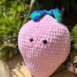 かぎ針編みのイチゴのぬいぐるみ、葉っぱのついたピンクのアミグルミフルーツおもちゃ、手作りのイチゴのぬいぐるみ、お子様やフルーツ好きの方への柔らかいぬいぐるみギフト