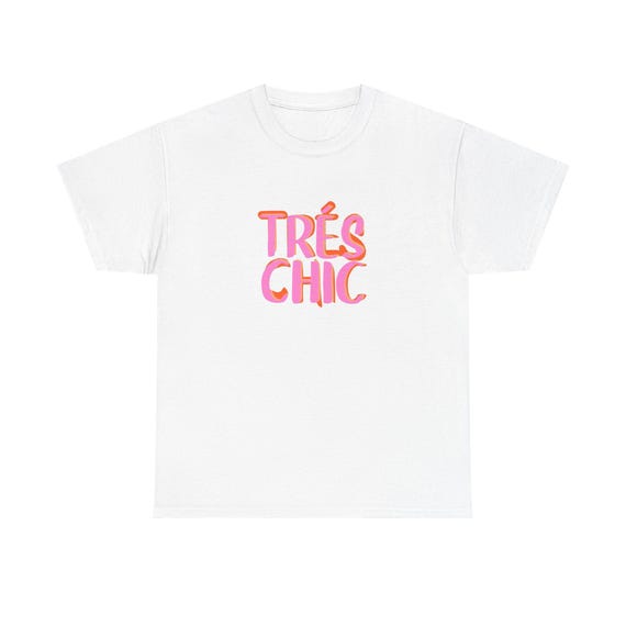 Trendy Unisex Heavy Cotton Tee - "TRÉS CHIC" Graphic Shirt, Casual Wear, Gift for Her, Street Style, Summer Fashion
