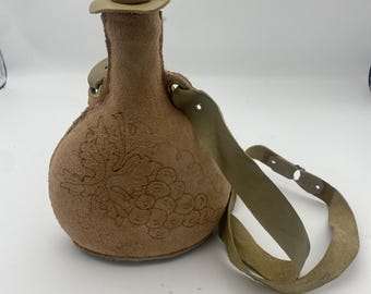Stary, zielony, szklany dzbanek w skórzanej oprawie, karafka, winogrona, alkohol, VTG