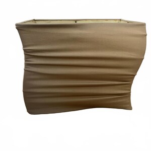 Puede incluir: Un juego de tres tazas de cerámica con un acabado mate moteado. Las tazas son de color crema, gris claro y gris oscuro. Cada taza tiene un diseño simple y minimalista y un asa redondeada.