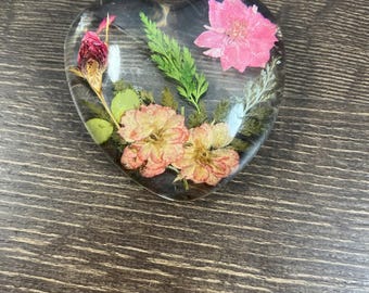 Ganz Acrylic Heart Shaped Clear Paperweight with Dried Flowers and Foliage