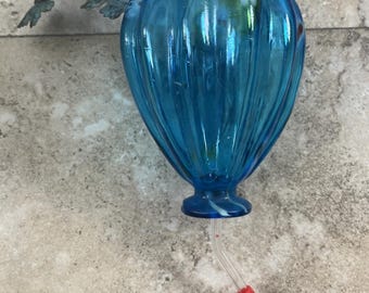 Mangiatoia per colibrì in vetro soffiato a mano.