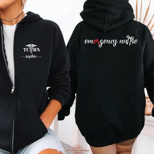 Personalisierter Kapuzenpullover mit Reißverschluss für Notfallkrankenpfleger/innen | Individuell gestalteter Rundhals-Sweatshirt mit Namen und Qualifikationsnachweis für Notfallkrankenpfleger/innen
