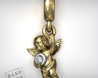 Collar con colgante de Cupido: Diseño romántico bañado en oro (acento de diamante)