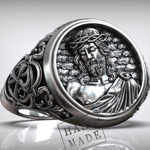 Anillo de Jesús hecho a mano en plata maciza de 925 quilates para hombre. Joyería con sello religioso católico, banda con crucifijo y corona de espinas, regalo de fe cristiana.