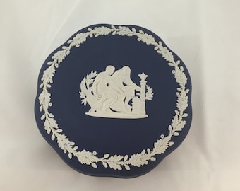 Caja festoneada de cerámica de jaspe bañado en azul oscuro de Wedgwood