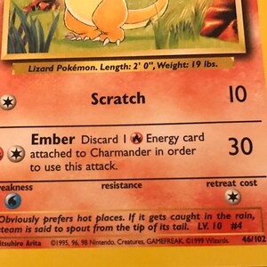 Puede incluir: Una carta de comercio de Pokemon con Charmander, un Pokemon de tipo fuego. La carta muestra la ilustraci&oacute;n de Charmander y sus ataques: Scratch para 10 de da&ntilde;o y Ember para 30 de da&ntilde;o. La carta es del set 1999 Wizards y es n&uacute;mero 46/102.