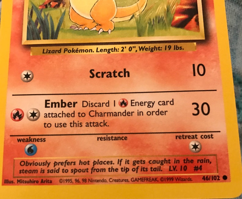 Puede incluir: Una carta de comercio de Pokemon con Charmander, un Pokemon de tipo fuego. La carta muestra la ilustraci&oacute;n de Charmander y sus ataques: Scratch para 10 de da&ntilde;o y Ember para 30 de da&ntilde;o. La carta es del set 1999 Wizards y es n&uacute;mero 46/102.