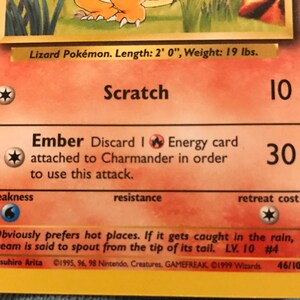 Puede incluir: Una carta de juego de Pokemon con Charmander, un Pokemon de tipo fuego. La carta es naranja y amarilla con un borde rojo. La carta tiene una imagen de Charmander en el frente y sus ataques, "Scratch" y "Ember", en la parte posterior. La carta es n&uacute;mero 46/102.