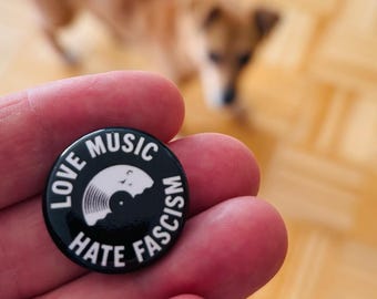 Love Music - Hate Fascism - Schallplatte Button 25 mm – Pin / Anstecker