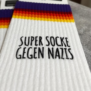 Bio Socken Super Socke gegen Nazis | Handbedruckte Siebdruck Socken | White Rainbow | Faire Produktion | Unisex
