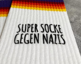 Bio Socken Super Socke gegen Nazis | Handbedruckte Siebdruck Socken | White Rainbow | Faire Produktion | Unisex
