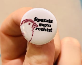 Spatzis gegen rechts!  Button 25 mm – Pin / Anstecker Spatz Gegen rechts.