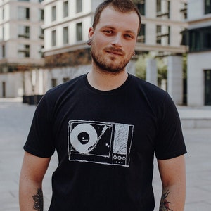 Plattenspieler Organic Men Shirt GOTS certified _ black / ILI02