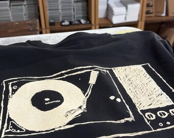 Plattenspieler T-Shirt – Bio Baumwolle, handbedruckt, schwarz, mit Front- & Rückenprint