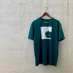Maglietta unisex con motivo Fox in a Box, Dunkelgrün – Nachhaltig, Fair, Vegan, Bio-Baumwolle