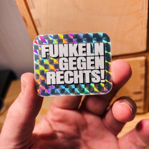 Prismatisch Funkeln gegen Rechts – wasserfester Vinyl-Aufkleber für Laptop & Flasche