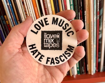 LOVE MUSIC - Hate Fascism Sticker – Gegen Rechts Aufkleber  Wasserfest, u.a. für Laptop, Wasserflasche oder Handy
