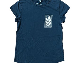 Damen Bio-T-Shirt „Der Zweig“ nachhaltiges Shirt aus 100 % Bio-Baumwolle | Washed Denim | Vegan & fair produziert