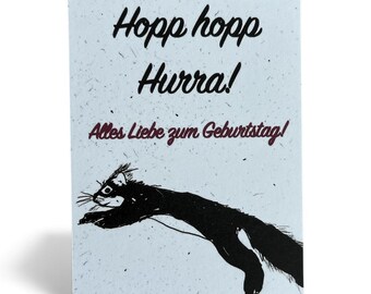 Postkarte | Hopp hopp Hurra! | Geburtstag | Eichhörnchen | Handillustration | Nachhaltig | DIN A6 | Humorvoll | PEFC-zertifiziert | Handmade