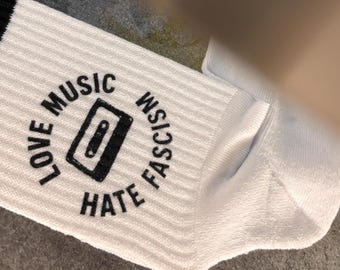 Bio Socken Hate Fascism Love Music Kassette | Handbedruckte Siebdruck Socken | Faire Produktion | Gegen Nazis I Unisex