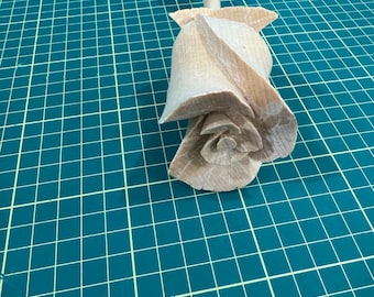 Handgeschnitzte Rosenskulptur aus Holz