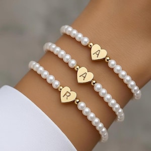 Personalisierbares Perlenarmband - Herz-Initiale aus Gold • Süßwasserperlen • Geschenk für Mama, Brautjungfer & Beste Freundin