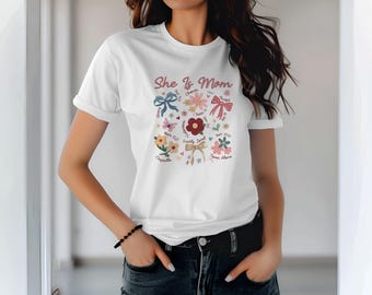 Camisetas para mamá para mujer con flores, camiseta cristiana con flores, camiseta para el Día de la Madre con un mensaje religioso, regalo para el Día de la Madre, "Ella es mamá" con flores.