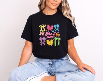Camisetas de mamá para mujer con lazo, camiseta "Ella es mamá" con lazo, linda camiseta femenina para mamá, camisetas casuales para mamá, regalo para el Día de la Madre, "Ella es mamá" con lazo