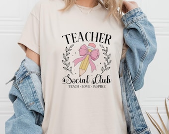 Camiseta del Club Social de Profesores para mujer - Regalo de regreso a clases - Camiseta escolar con lápiz y lazo - Camiseta Teach Love Inspire para profesoras