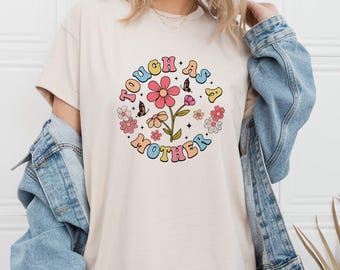 Camisetas para mamá para mujer: Mamá con flores, camiseta "Mamá fuerte", camiseta para el Día de la Madre, camiseta floral con mariposas, "Dura como una madre con flores y mariposas".